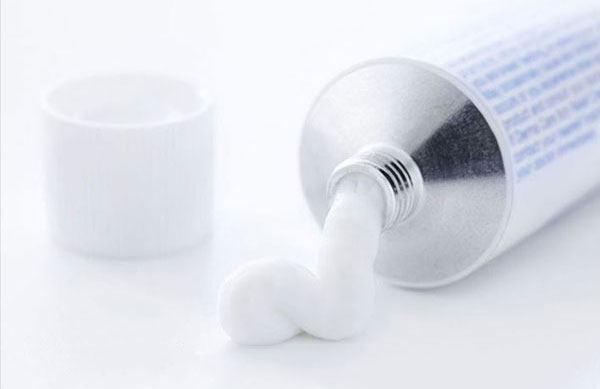 Sản phẩm dạng kem bôi, nhỏ gọn, dễ sử dụng.