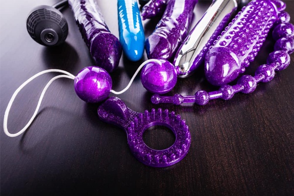 Đồ chơi tình dục hay sextoy là dụng cụ kích thích vùng kín
