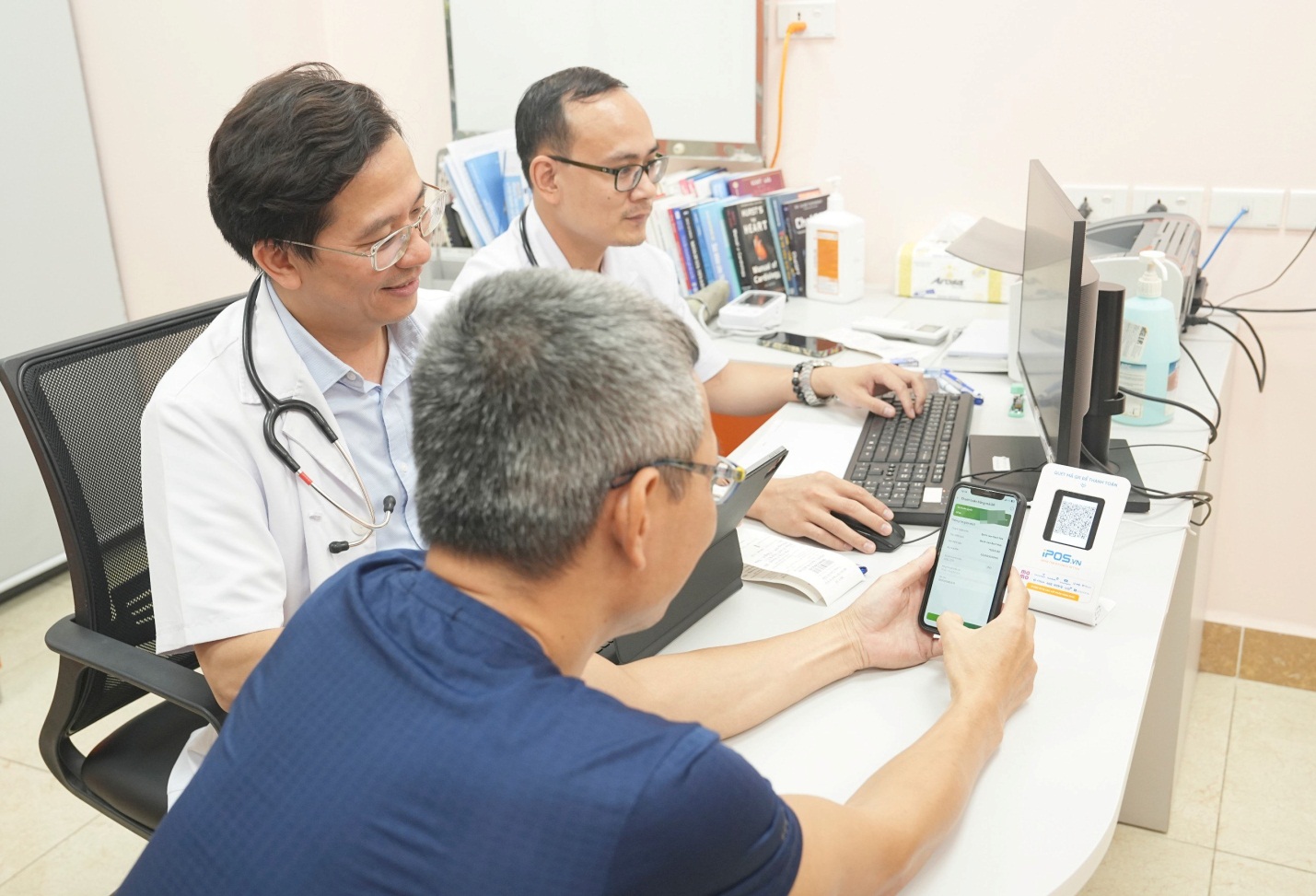 Ảnh: Vợ chồng anh T khám tại phòng khám 605 – Phòng khám chuyên khoa Hô hấp do PGS.TS. Vũ Văn Giáp, Phó giám đốc Bệnh viện Bạch Mai khám
